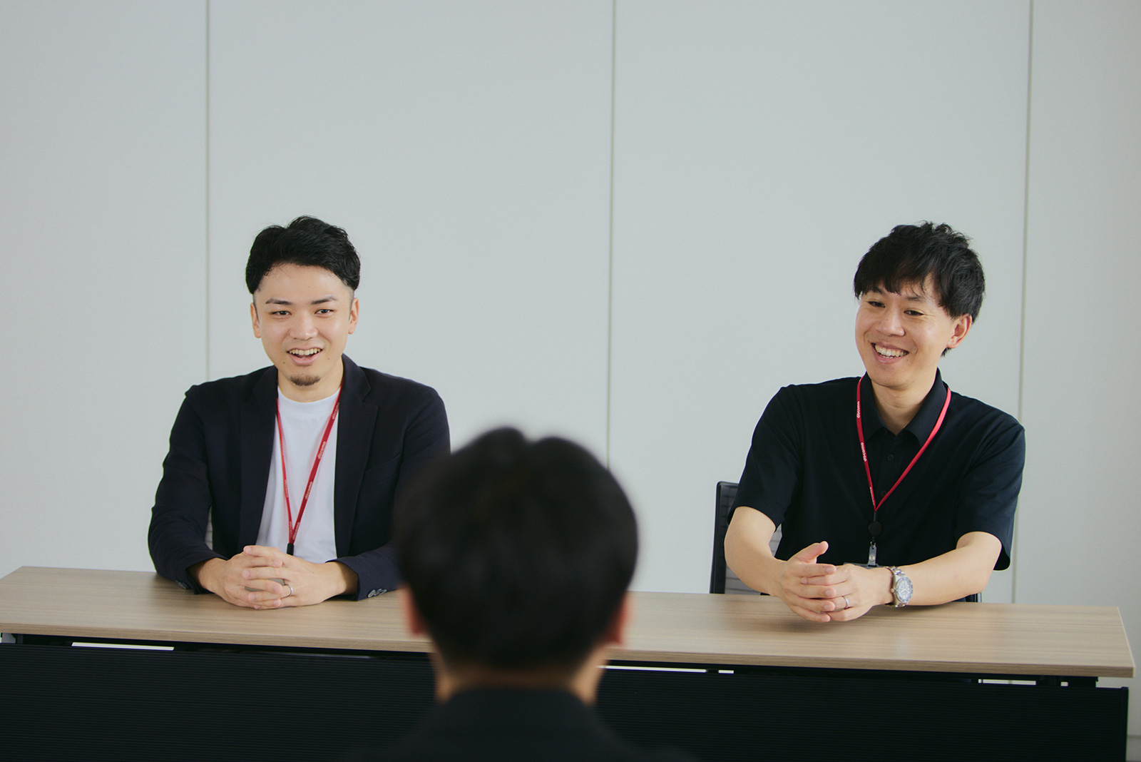 インタビュー中の井上広平様と山崎賢人様の様子